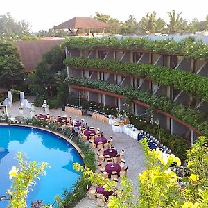 Uday Suites - The Airport Hotel